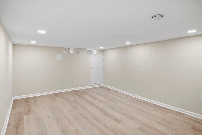 Building Photo - 139 N Lakewood Ave