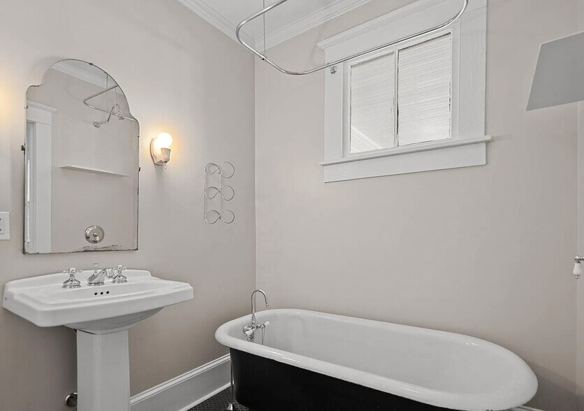 Main Bathroom - 1904 Wolcott Ave