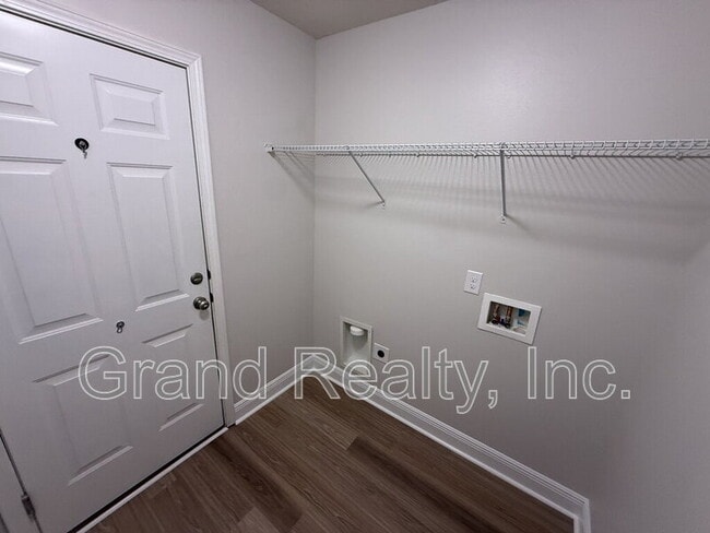 Building Photo - 5621 Flume Dr