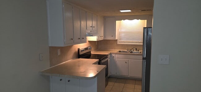 Building Photo - 6295 Forest Vale Dr NW