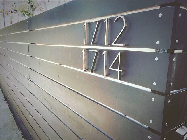 Building Photo - Adorable 1 bed / 1 bath Apartment in the Heart of Echo Park with In-Unit Laundry, Parking & Priva...