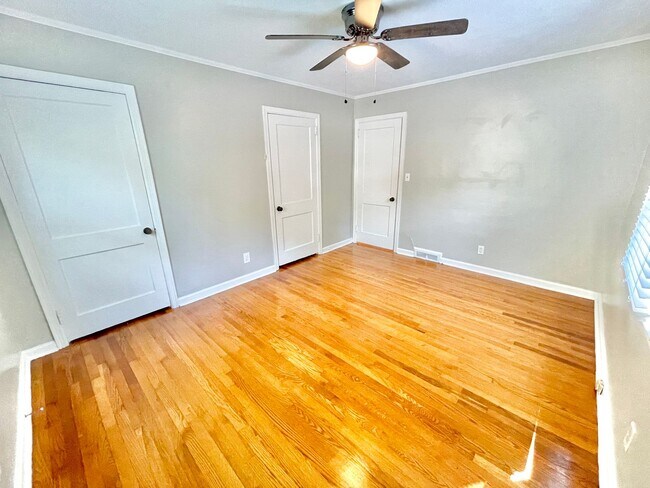 Building Photo - Beautiful 3 Bed 1 Bath Home Located near target shopping center off of Battleground in desirable ...