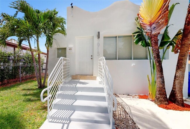 Building Photo - 2915 SW 24th Ter