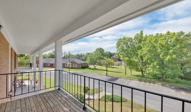 Building Photo - 1900 W Manor Ct