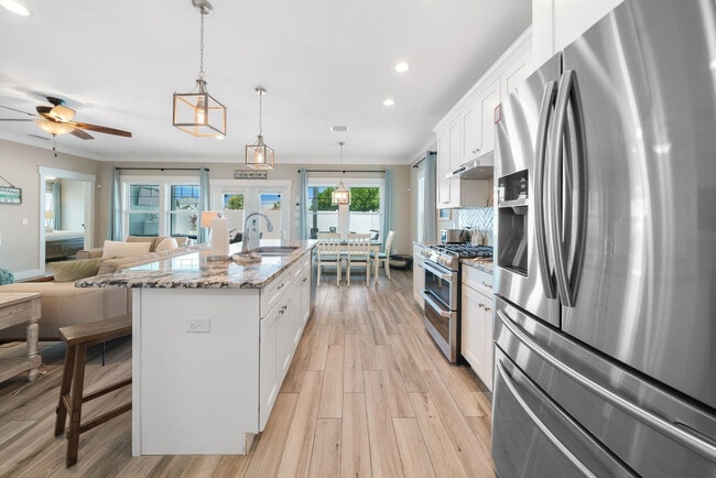 Building Photo - 121 Christmas Tree Ln