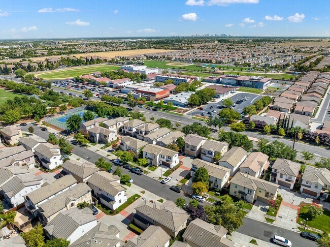 Building Photo - NICE TWO STORY TOWNHOME IN NATOMAS!