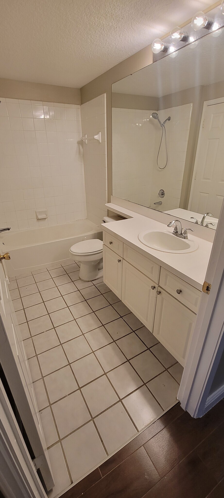 Building Photo - 14304 Fredricksburg Dr