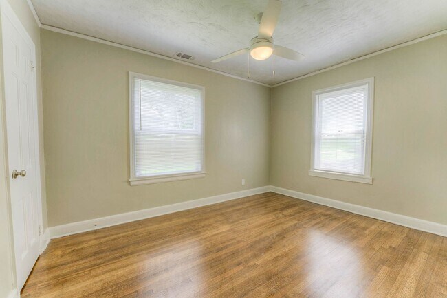 Building Photo - Gorgeous renovation!