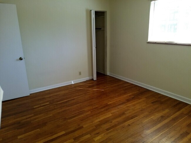 Building Photo - 5932 Belmont Ave