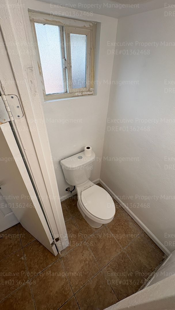 Building Photo - 2 bedroom 1.5 bathroom townhome (Move In Special Available OAC)