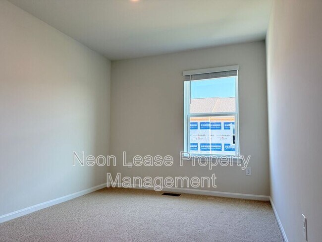 Building Photo - 529 Colette St