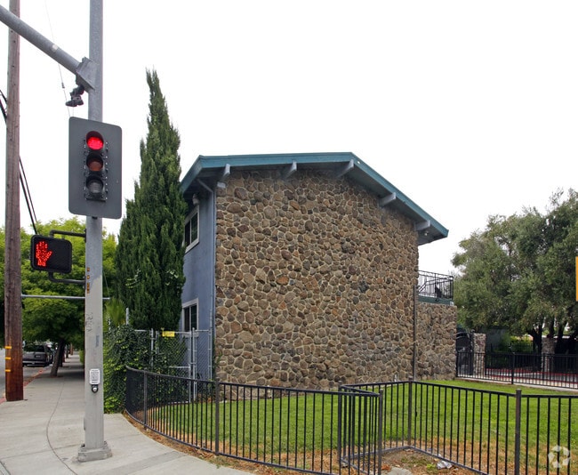 Building Photo - 590-594 N King Rd