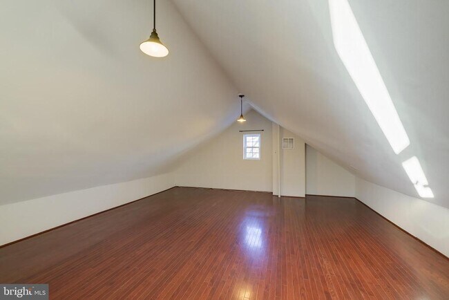 Building Photo - 1900 Q St SE