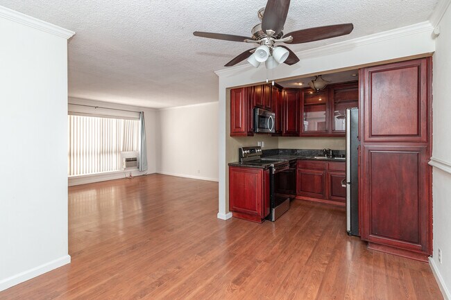 Building Photo - 6199 Canterbury Dr