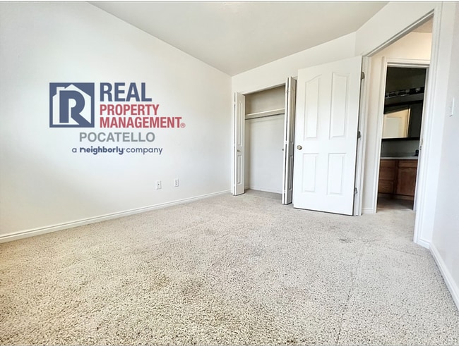 Building Photo - 4 Bedroom 1.5 Bath Townhome
