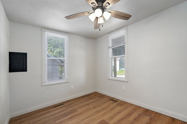 Building Photo - 3 Bedroom, 1 Bathroom remodeled house!