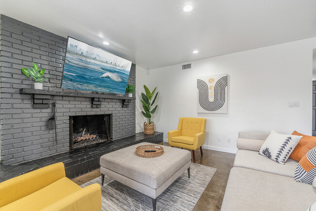 Living/ TV room - 22349 Vanowen St