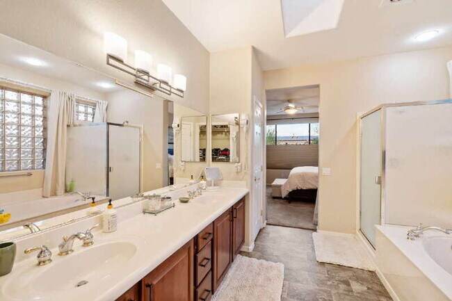 Building Photo - 16418 W Desert Lily Dr