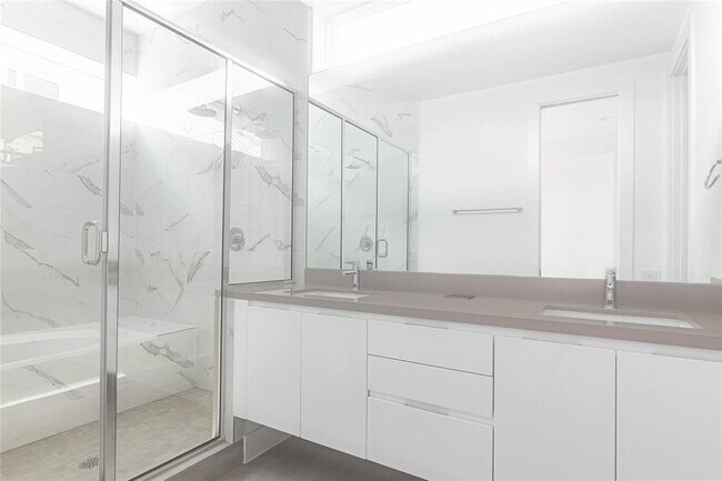 Building Photo - 5868 E Post Oak Ln