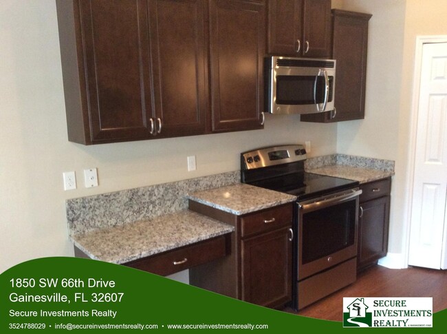 Building Photo - 3/2 Newer home in Portofino with split floor plan