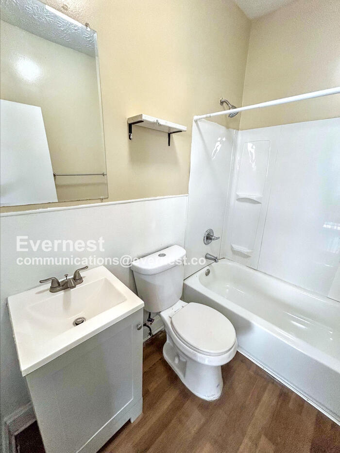 Building Photo - 1100 E 74th St