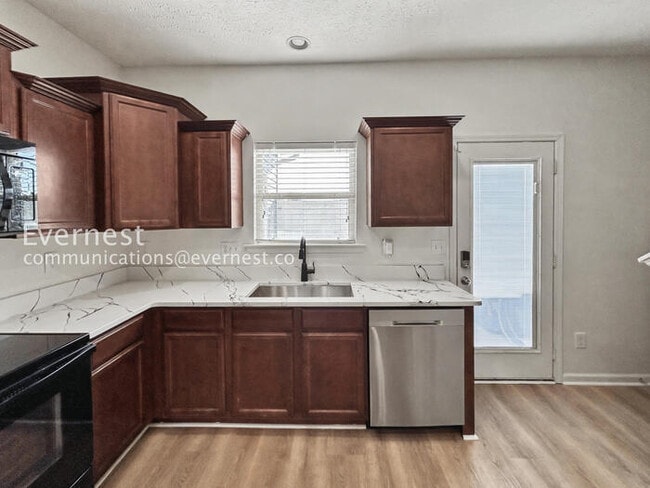 Building Photo - 2 Bed/2.5 Bath Townhome with Fenced Yard / Pet-Friendly / Available Now!