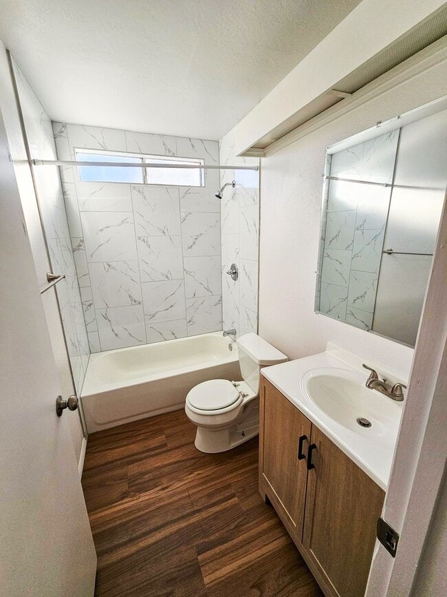 Building Photo - Updated Peoria Home with Modern Finishes