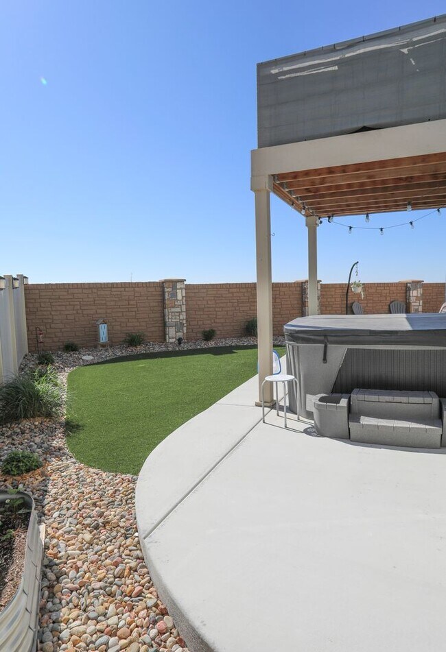 Building Photo - 3 Bedroom Newer Construction Home in Banni...