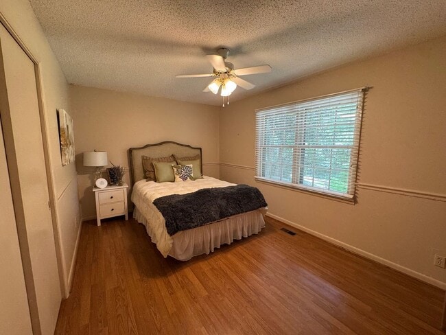 Building Photo - Executive Rental 4 bed 3 bath home in the heart of Country Club