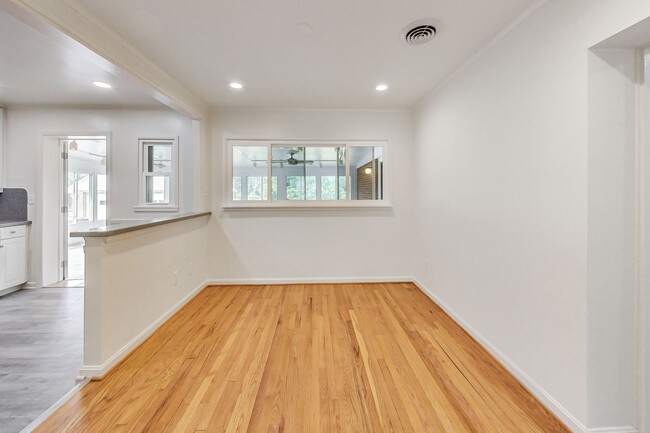 Building Photo - 5 Bed / 3 Bath / deep lot/ 2 driveways and...