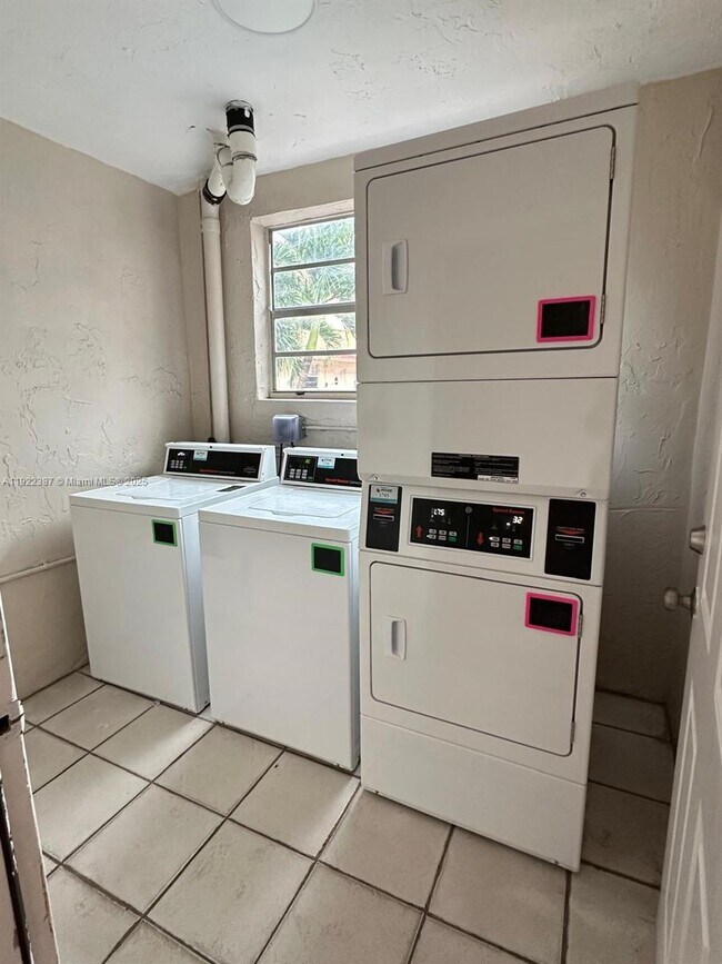 Building Photo - 4655 Palm Ave