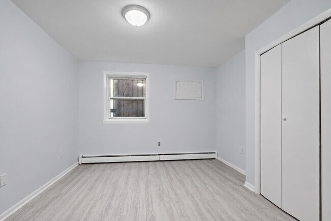 Building Photo - 406 7th St