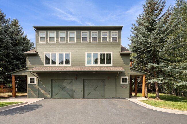 Building Photo - 562 Evans Ct