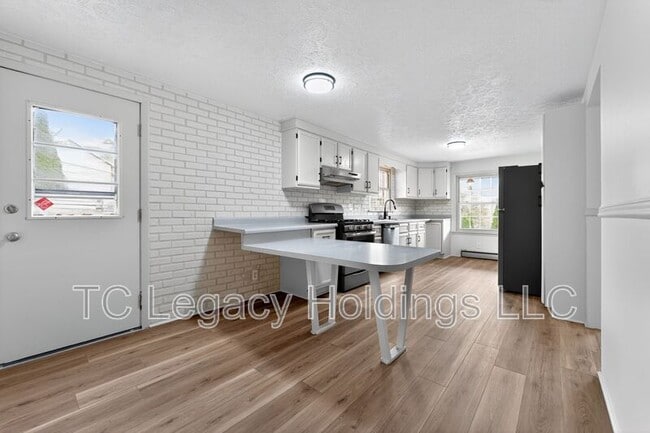 Building Photo - 1121 Eastwood Dr