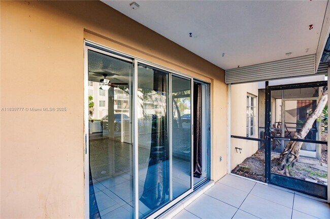 Building Photo - 4152 Inverrary Dr