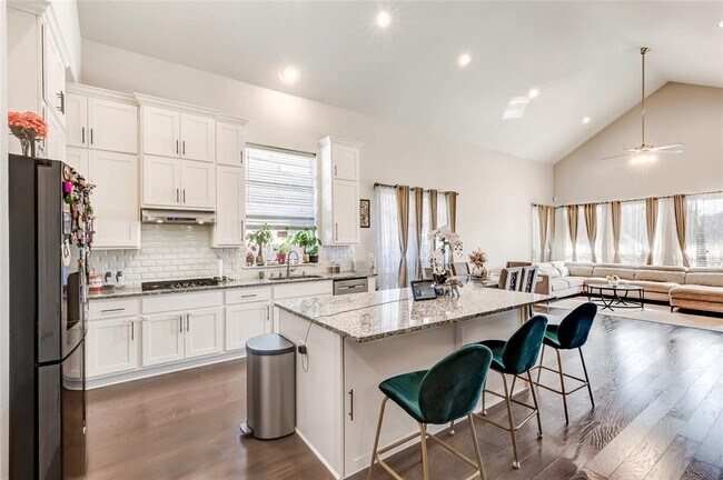 Building Photo - 722 Kingston Pl