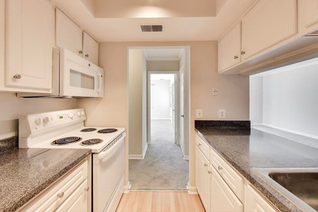 Building Photo - Clean & Fresh 2 + 2 close to METRO!