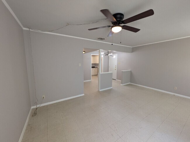 Building Photo - 501/503 Southtrail Dr