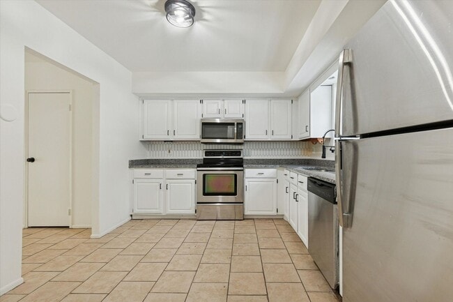 Building Photo - Available now, 3B/2.5B Two Story Townhome in Butler Park!