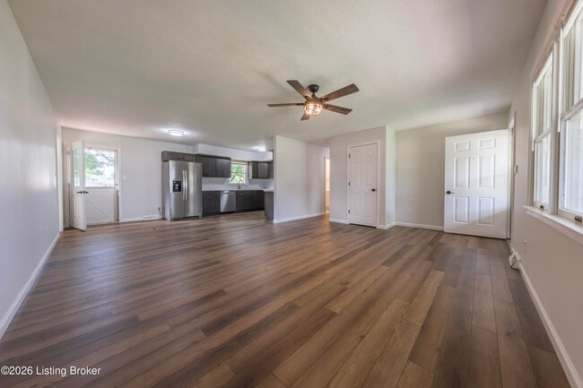 Building Photo - 309 E 6th St