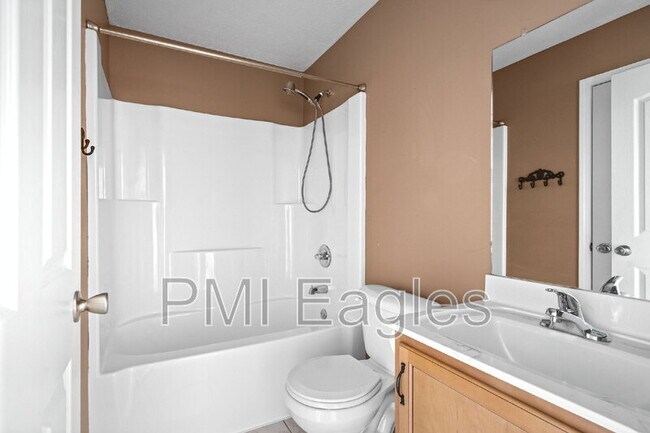 Building Photo - 3565 Southwood Dr