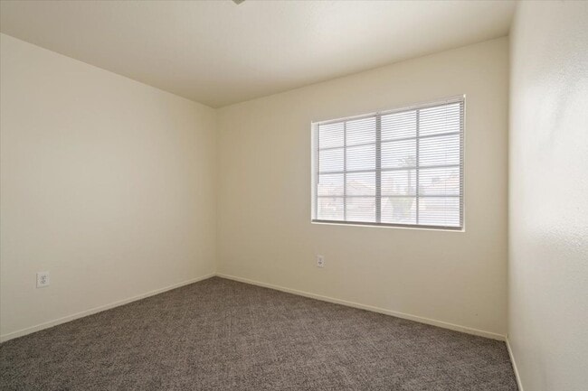 Building Photo - 2576 Silver Shadow Dr