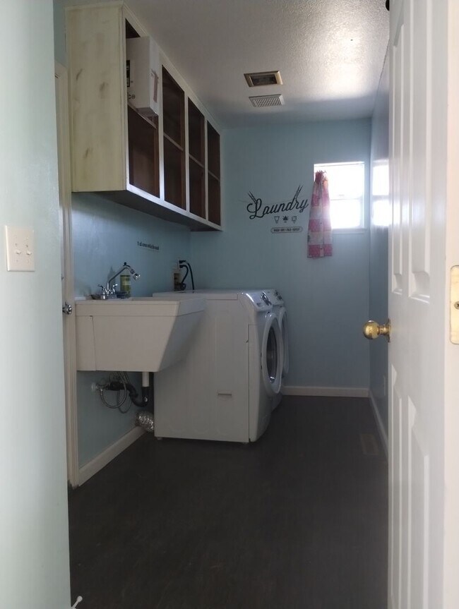 Building Photo - Executive Style Pet Friendly home