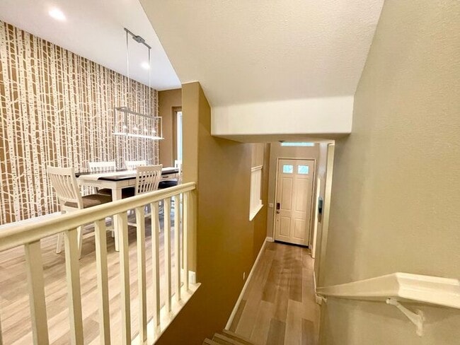 Building Photo - Stunning 2 Bedroom/2.5 Bath Townhouse loca...