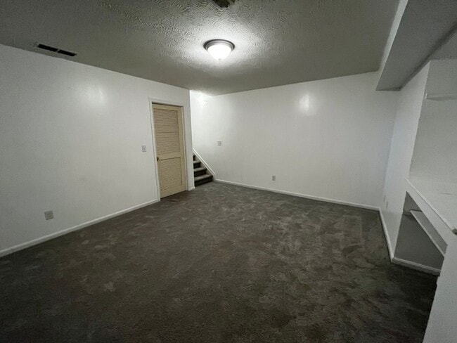 Building Photo - 3 Story Townhome in Prime Location