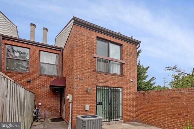 Building Photo - 2435 18th St NE