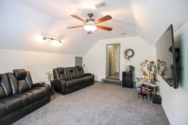 Building Photo - 5804 Lanatte Ln