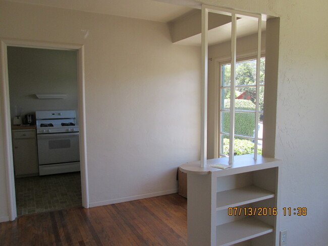 Building Photo - 2 Bedroom 1 Bath House Walking Distance to...