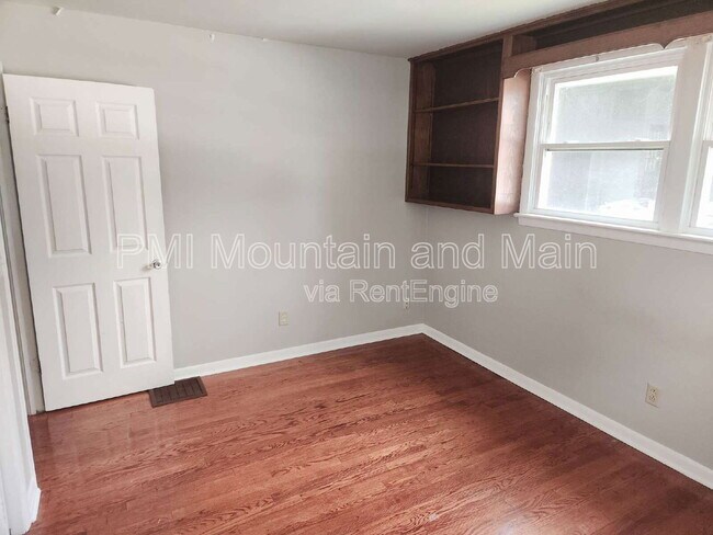 Building Photo - 317 N Hillandale Dr