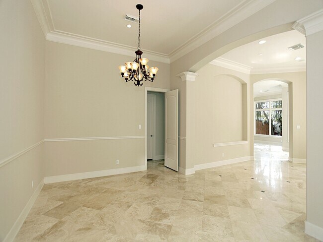 Building Photo - 15 Serenade Pines Pl